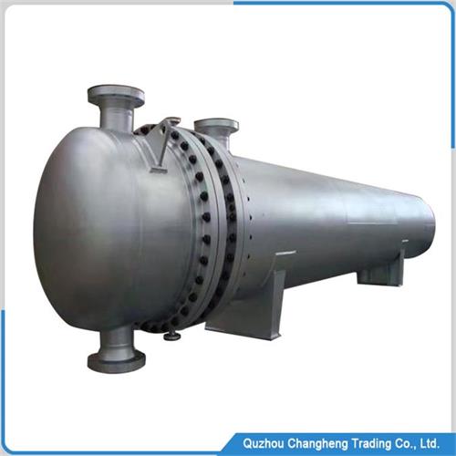 Industrial heat exchanger of shell and tube type