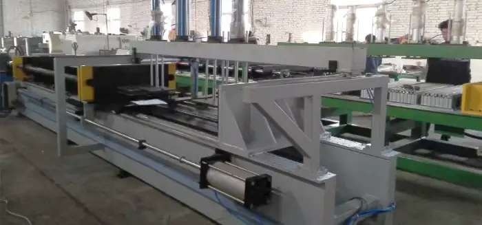 Horizontal expanding machine